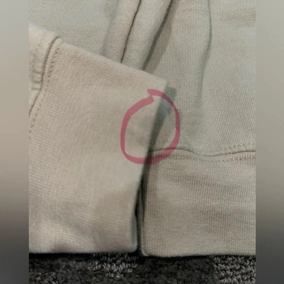 •Mickey’s Christmas Party sweatshirt• - Picture 4 of 5